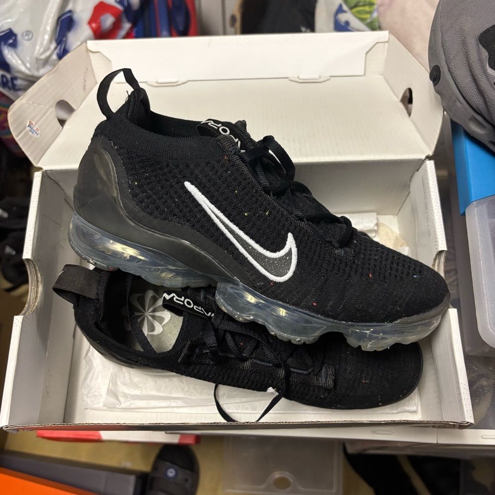 Vapor max size 7.5 women. Worn 2x. With original box